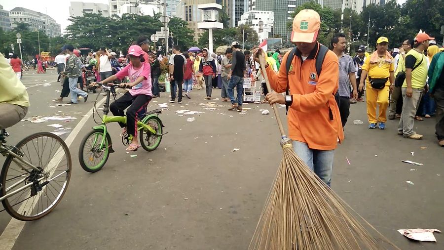Usai Parade Kebinekaan, Pasukan Oranye Beraksi