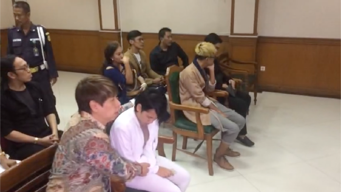 Aming Terlihat Dingin, Evelyn Hampir Nangis