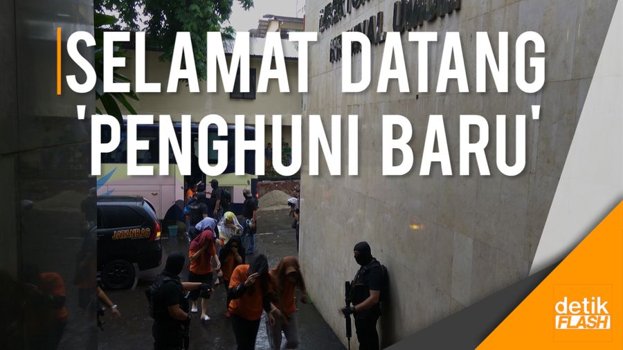 Momen Puluhan WNA Penipu Siber Tiba di Polda Metro  