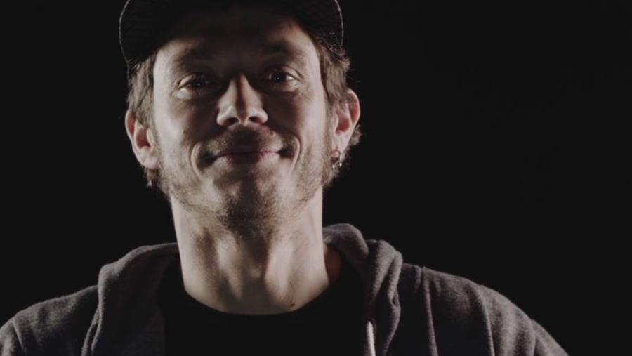 Gaya Santai Valentino Rossi Saat Liburan ke Labuan Bajo