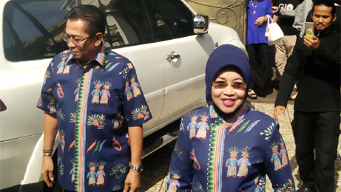 Nyoblos, Sylviana Murni Pakai Batik Ondel-ondel