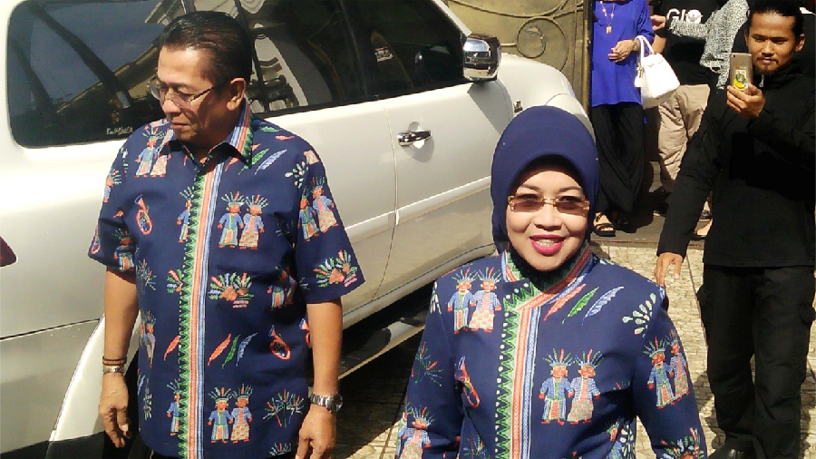 Nyoblos, Sylviana Murni Pakai Batik Ondel-ondel
