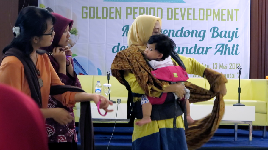 Begini Cara Menggendong Anak yang Baik dan Benar