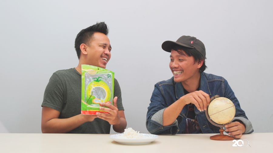 Unboxing Oleh-Oleh: Makanan Apa Ini? 