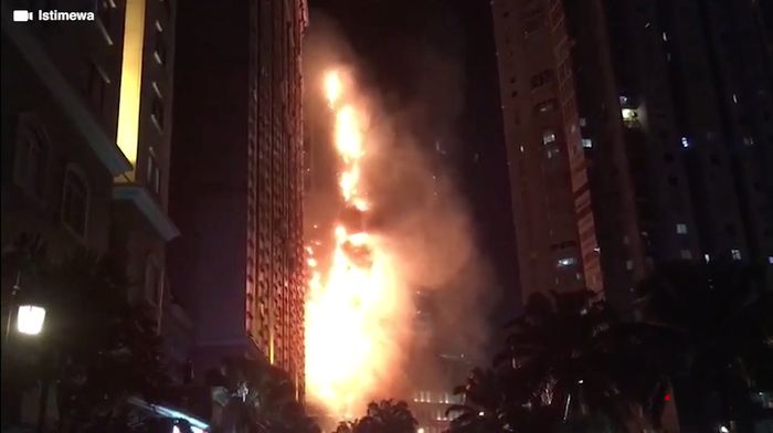Ada Benda Jatuh dan Terbakar dari Gedung NEO SOHO