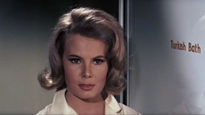 Bond Girl Pertama yang Tampil Tanpa Busana Meninggal Dunia