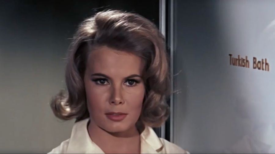 Bond Girl Pertama yang Tampil Tanpa Busana Meninggal Dunia