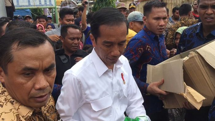 Jokowi Diserbu Warga di Pengungsian Meurah Dua