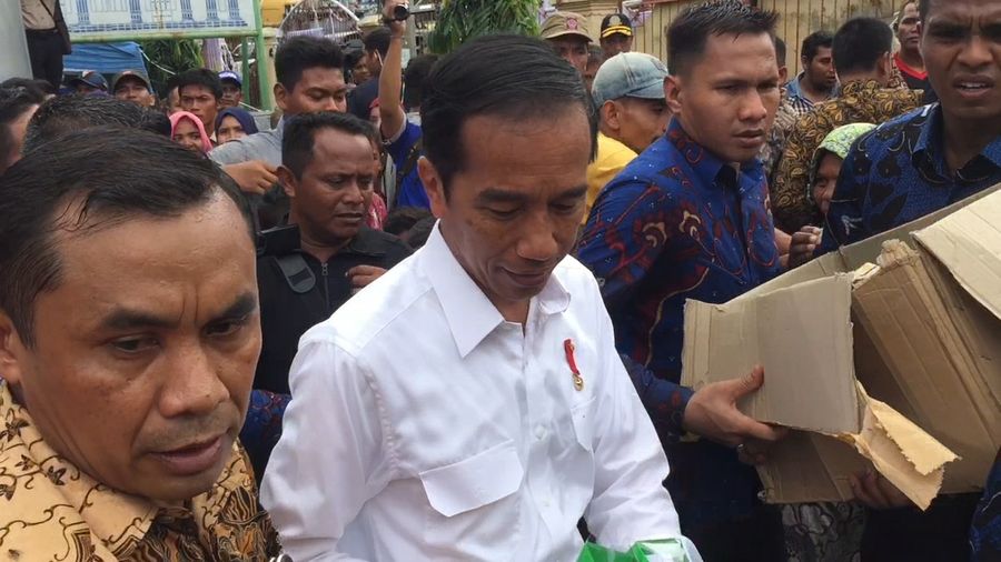 Jokowi Diserbu Warga di Pengungsian Meurah Dua