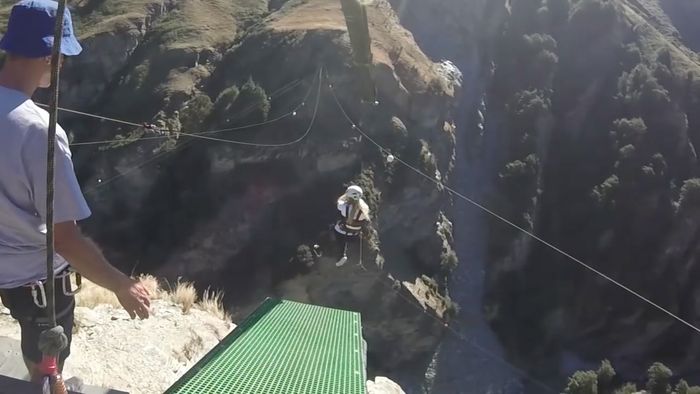 Ekstrem! Lompat dari Ketinggian 182 Meter di Selandia Baru