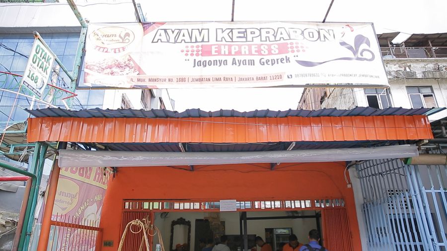 Mantap! Ayam Geprek Pedas dengan Topping Keju Meleleh