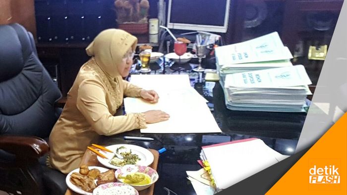 Mengintip Makan Siang Wali Kota Risma