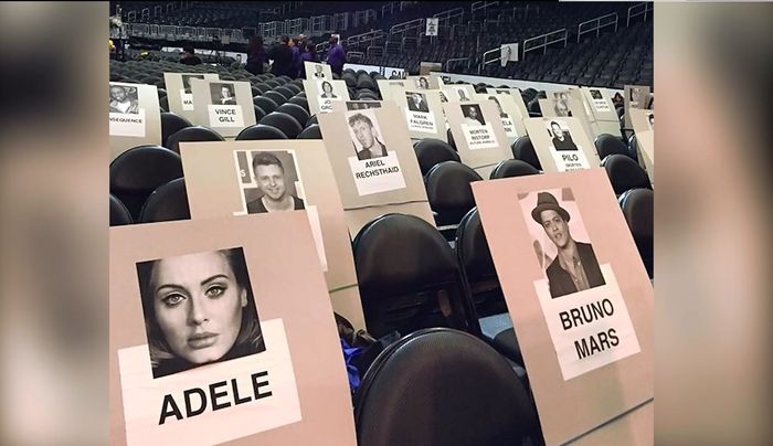Adele Duduk di Sebelah Bruno Mars di Grammy Awards 2017