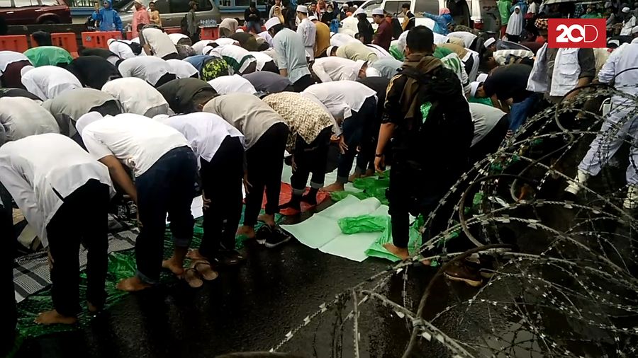 Massa FPI Salat Zuhur Berjemaah di Depan Mapolda