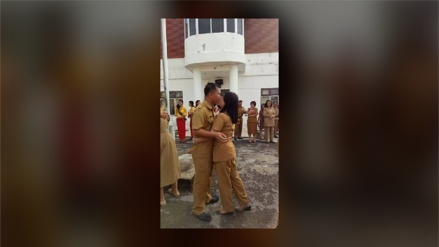 Foto PNS Ciuman Massal Bikin Netizen Geger