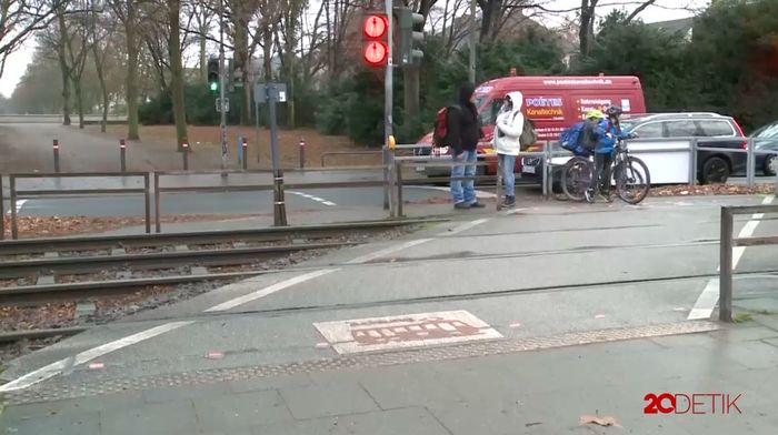Wow! Ada Rambu Khusus Buat Pejalan Kaki yang Akut Smartphone