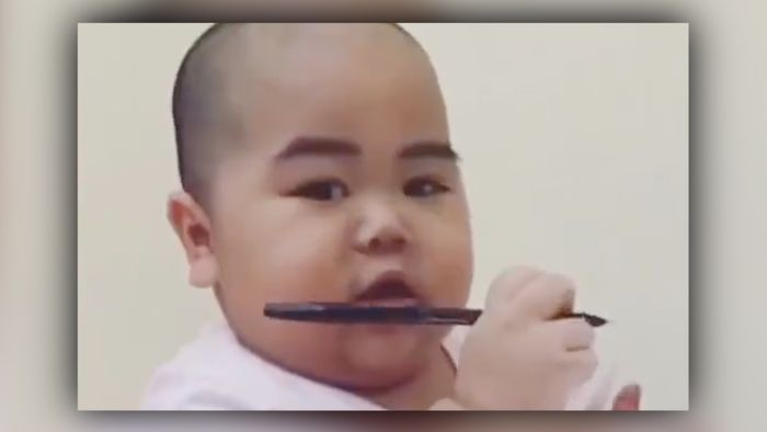 Lihat Gaya Bocah Ini Pesan Makanan, Gemesin Banget!