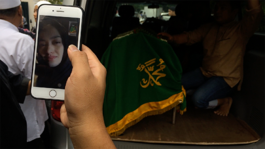 Ririn Pantau Proses Pemakaman Jenazah Suaminya Melalui Video Call 