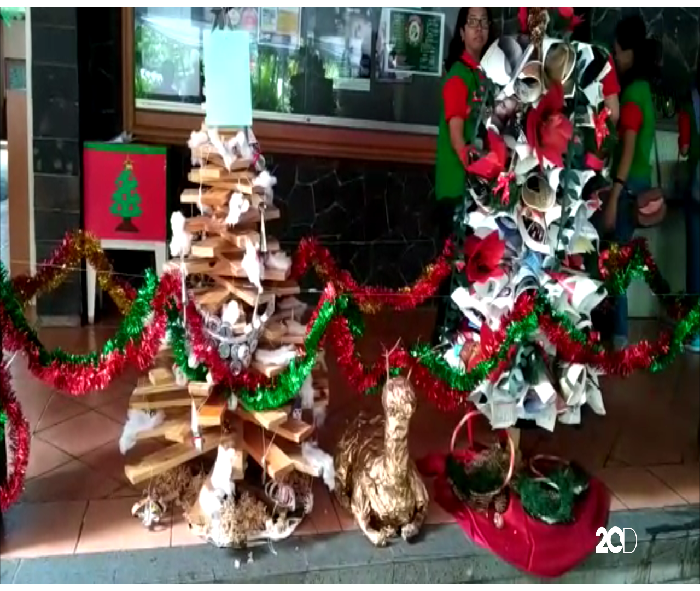 Meriahnya Pohon Natal dari Barang Daur Ulang