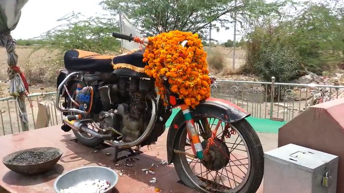 Unik! Kuil di India Punya Dewa Motor Royal Enfield