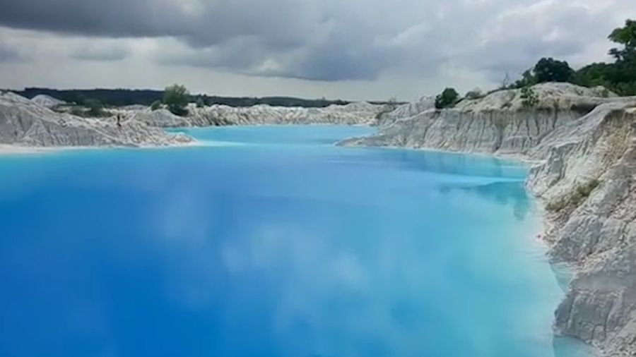 Indahnya Danau Biru Camoi Aek Biru di Bangka