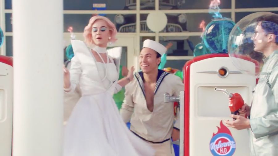 Wow! Katy Perry Pakai Sepatu Rancangan Desainer Indonesia