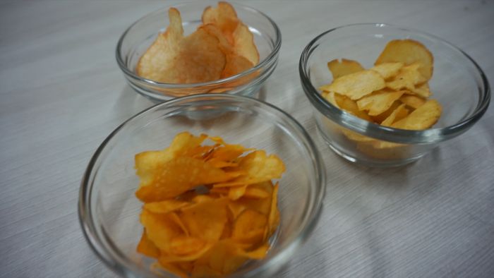 Perbandingan 3 Keripik Singkong Balado Merek Populer