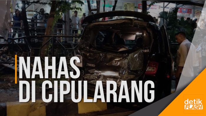 Crane Tabrak Sejumlah Mobil di Rest Area KM 97 Tol Cipularang  