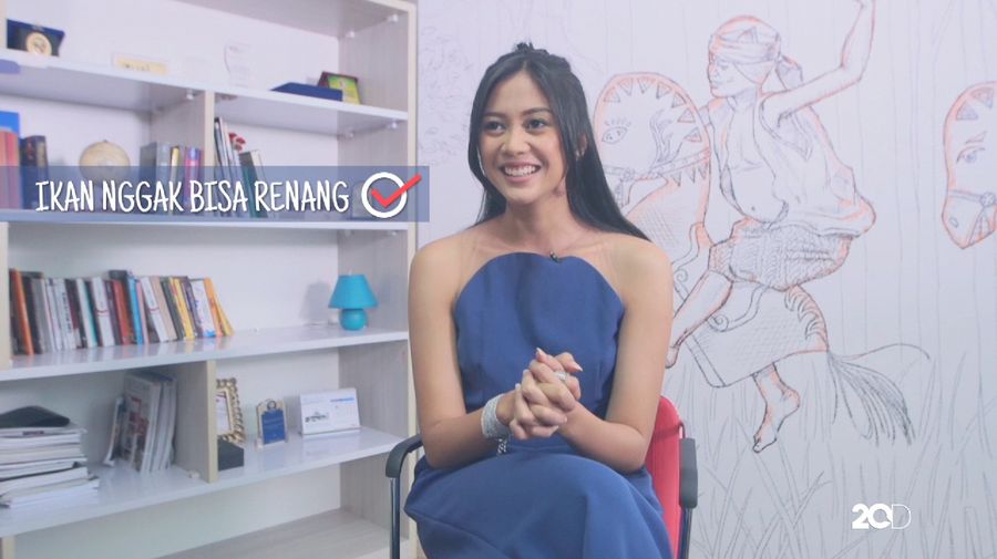 Serunya Nadhira Ditantang Membaca Kalimat Terbalik