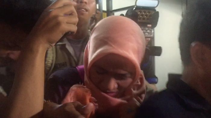 Usai Diperiksa Polisi, Dora Bungkam dan Menangis