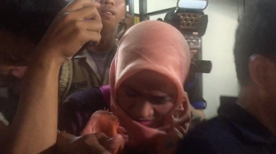 Usai Diperiksa Polisi, Dora Bungkam dan Menangis