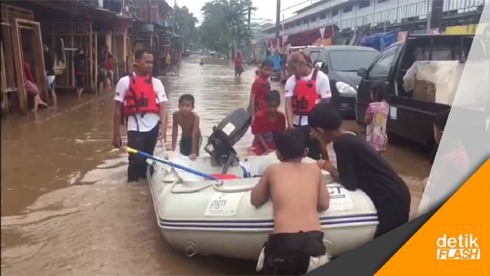 Banjir Rendam Permukiman di Kampung Melayu