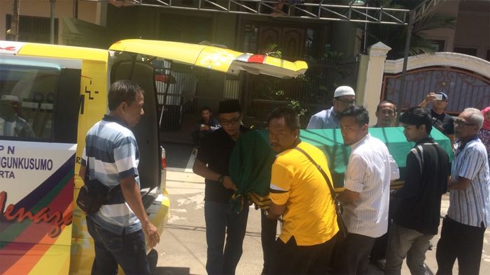 Sang Anak Bingung Saat Jenazah Renita Sukardi Tiba di Rumah Duka