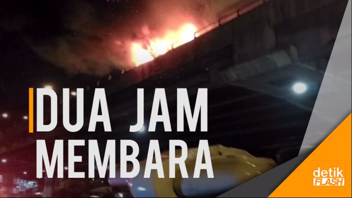 Berjibaku Padamkan Truk Tangki Terbakar