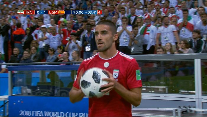 Lemparan ke Dalam Nyeleneh Pemain Iran saat Injury Time 