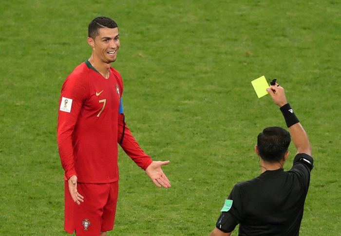 Ronaldo Layak Kartu Merah?