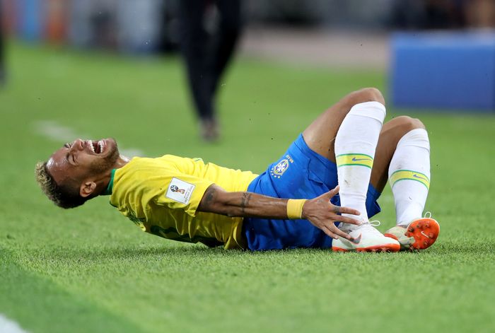 Neymar Guling-guling Usai Dijegal, Diving?