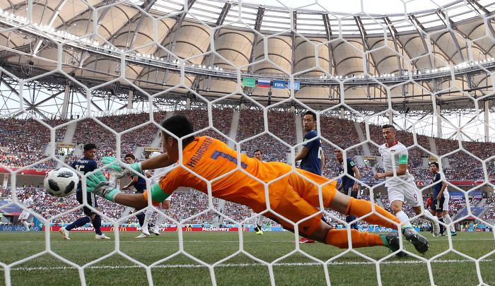 Kayak di Komik, Kiper Jepang Terbang Menjaga Gawangnya