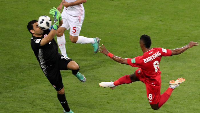 Aksi Heroik Kiper Tunisia Halau Bola Pakai Muka