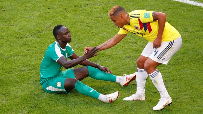 Ada-ada Saja Mane, Tergelincir Saat Ambil Tendangan Bebas