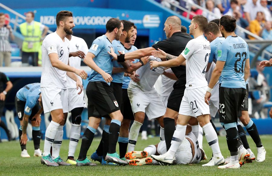 Melihat Huru-hara di Lapangan Akibat Diving Mbappe