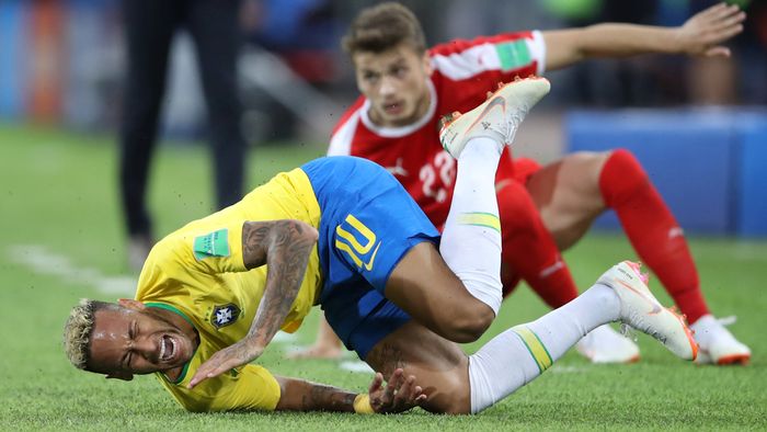 Ngakak! Ada Lomba Guling-guling ala Neymar