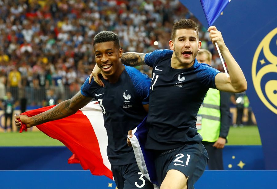 Kelakuan Lucu Lucas Hernandez Rayakan Trofi Piala Dunia
