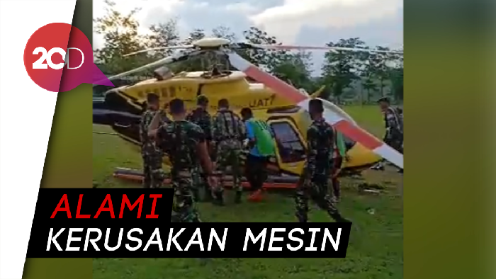 Helikopter Mendarat Darurat di Lapangan Bola TNI