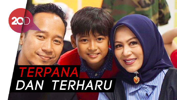 So Sweet! Denny Cagur dan Istri Beri Kejutan Ultah Bagi Anaknya