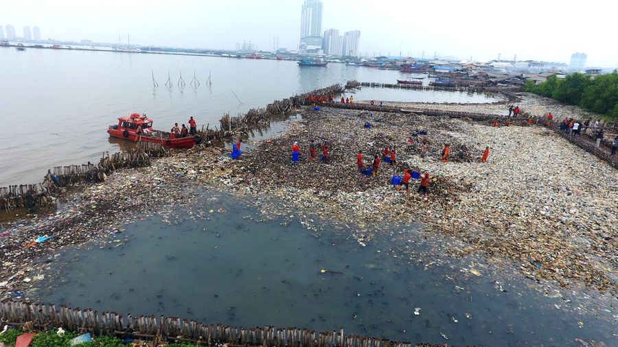 Memandang dari Langit Lautan Sampah di Teluk Jakarta