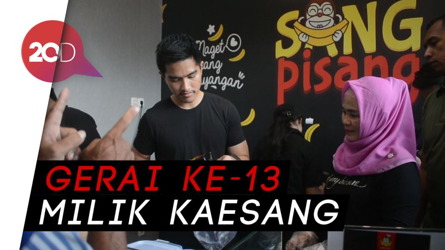 Antusiasnya Warga Surabaya Sambut Sang Pisang Kaesang