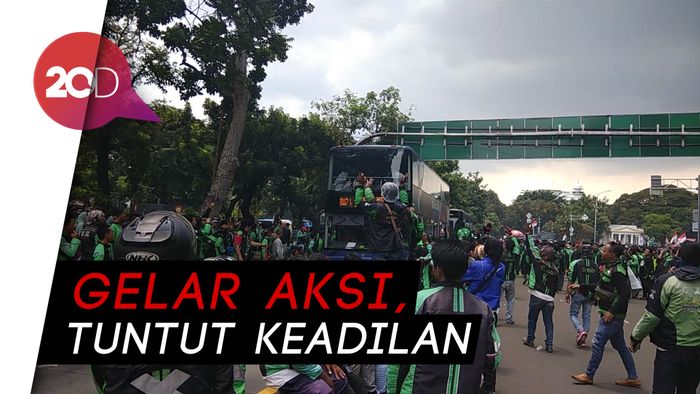 Jalan Medan Merdeka Menghijau Dipenuhi Driver Ojek Online