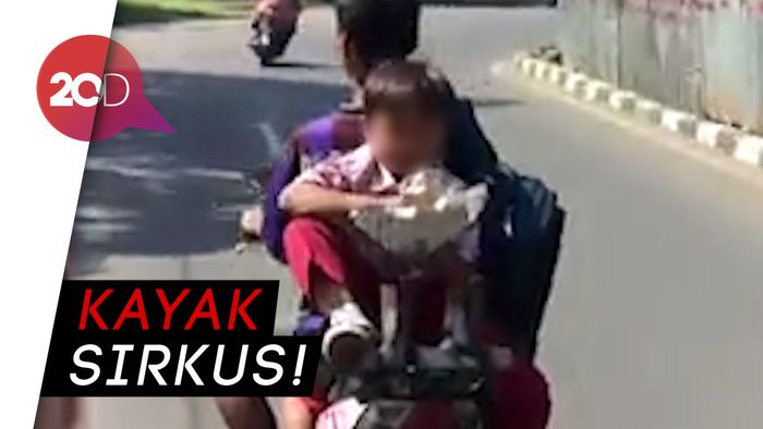 Ngeri! Bocah Dibonceng Hadap Belakang dan Sambil Makan