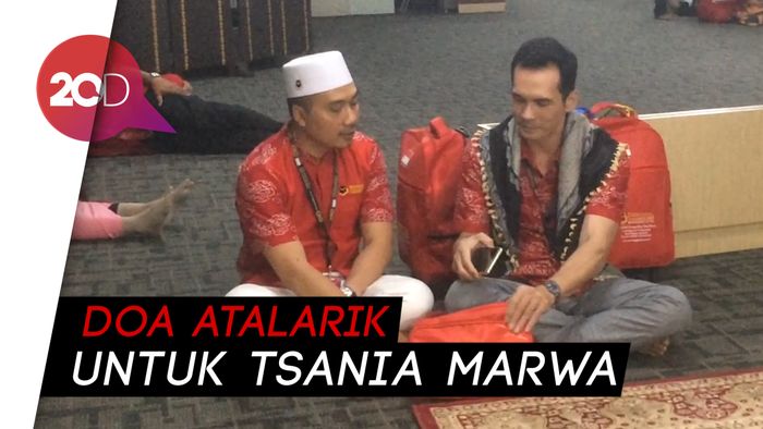 Pamit Pergi Umrah, Atalarik Nangis